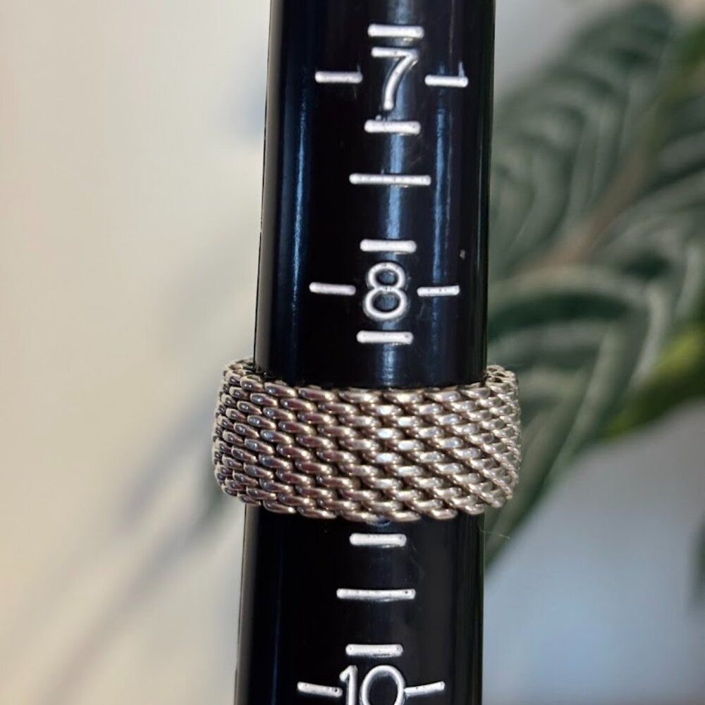 Authentic Tiffany & Co. 925 Sterling Silver Mesh ring (size 8 1/2) and pouch - Picture 3 of 14